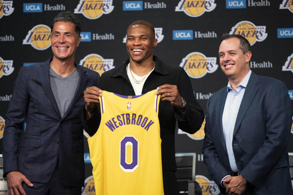 From left, Los Angeles Lakers general manager Rob Pelinka, left, guard Russell Westbrook and head coach Frank Vogel pose for a photo at an introductory NBA basketball news conference for Westbrook in Los Angeles, Tuesday, Aug. 10, 2021. (AP Photo/Kyusung Gong)