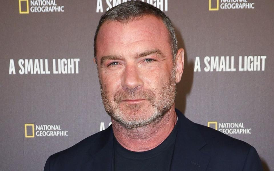 Hollywoodstar Liev Schreiber verkörpert in der Serie "Ein Funken Hoffnung - Anne Franks Helferin" Otto Frank, Vater des jüdischen Mädchens Anne Frank. (Bild: 2023 Getty Images/Andreas Rentz)