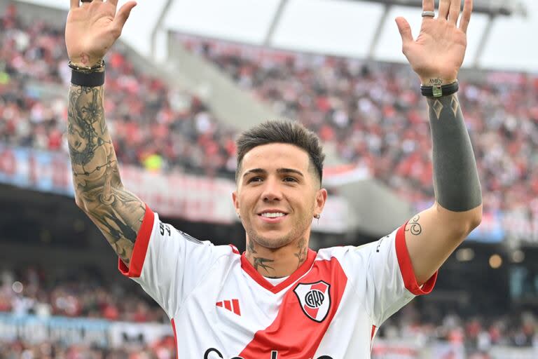 Enzo Fernández, durante el último domingo, recibió un reconocimiento de River en el Monumental