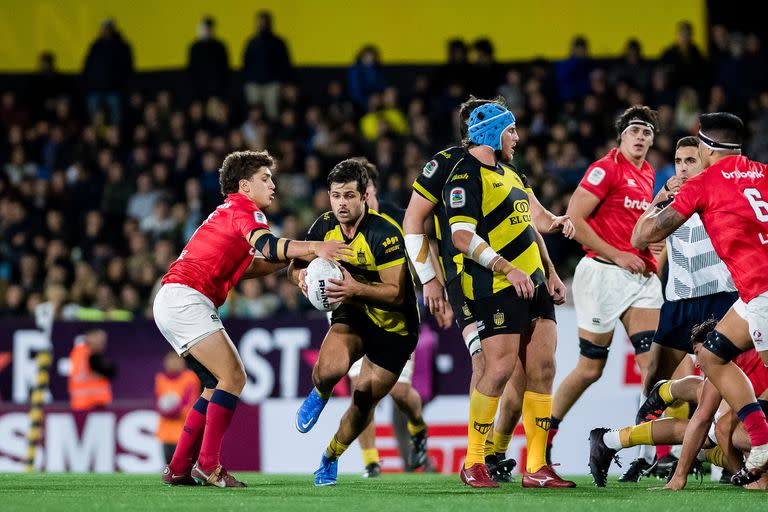 El medio-scrum de Peñarol, Santiago Álvarez, surge de una formación y ataca; en la final del Super Rugby Americas Dogos XV cometió demasiados errores y quedó a las puertas de ser campeón en Uruguay.