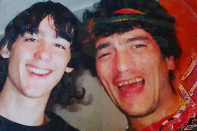 Un Felipe Barrozo adolescente junto a Pity Álvarez en tiempos de Intoxicados