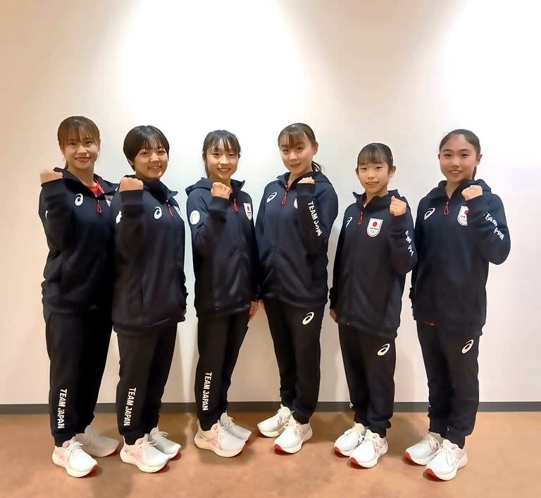 El equipo femenino japonés de gimnasia antes de partir a París para los Juegos Olímpicos. Shoko Miyata es la cuarta (de izquierda a derecha) Foto: Asociación Japonesa de Gimnasia