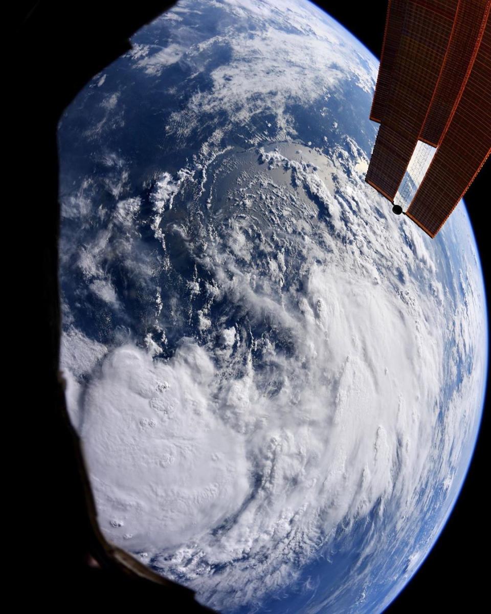 Esta es la imagen desde la Estación Espacial Internacional del huracán Barry, que tocó tierra en Luisiana el pasado mes de julio siendo el primero de la temporada en el Atlántico. (Foto: Instagram / <a href="http://www.instagram.com/p/BzyLi1eprqg/" rel="nofollow noopener" target="_blank" data-ylk="slk:@astro_christina" class="link ">@astro_christina</a>).