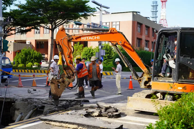 ▲縣政七街道路發生坍陷，縣府要求建商灌漿穩固路基。（圖／新竹縣政府提供）