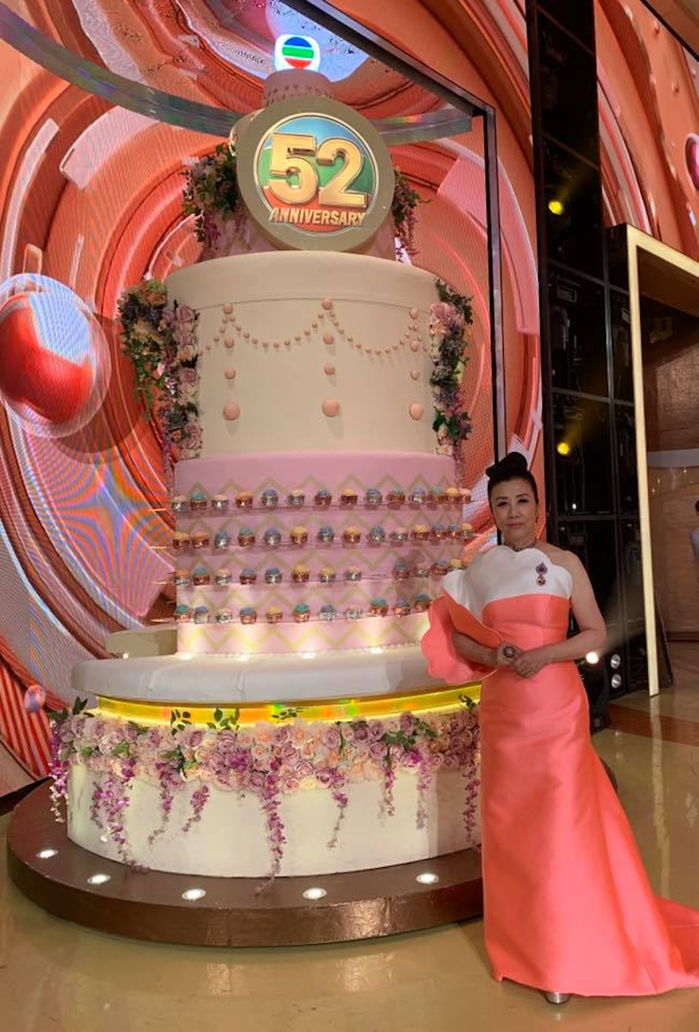 Co-host of the programme Hong Kong actress and singer Liza Wang with the anniversary cake in conjunction with TVB's 52nd anniversary celebration. — Facebook/ Lizawangliza