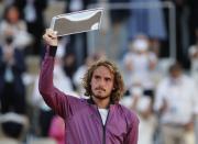 El griego Stefanos Tsitsipas posa con el trofeo al segundo lugar tras perder la final del Abierto de Francia ante Novak Djokovic, en Roland Garros, París, Francia