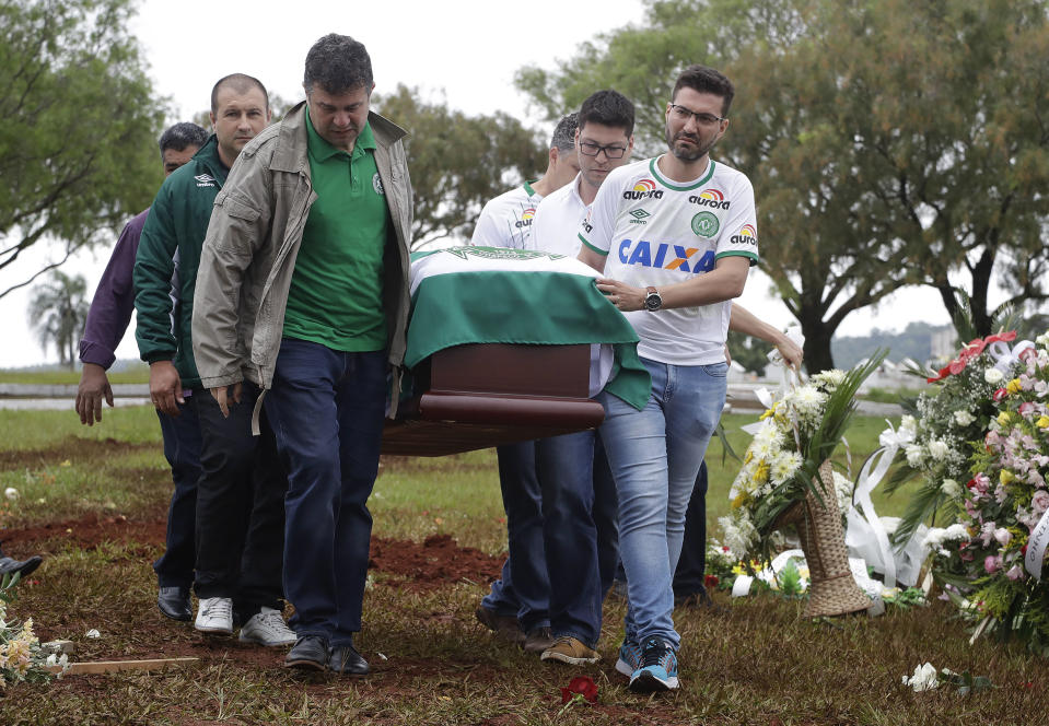 A finales de noviembre de 2016 se estrelló el avión en el que viajaba el equipo brasileño del Chapecoense, falleciendo la mayor parte de los integrantes del conjunto. En la imagen, el entierro de una de las víctimas el 4 de diciembre de 2016. (AP Photo/Andre Penner)