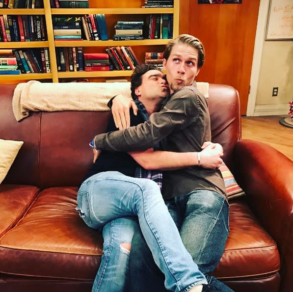 <p>Kaley Cuoco bekam am Set von “The Big Bang Theory” Besuch von ihrem Freund Karl Cook. Und durfte nicht nur mit seiner Liebsten, sondern auch mit Kaleys Co-Star Johnny Galecki schmusen. (Bild: Instagram.com/Norman Cook) </p>