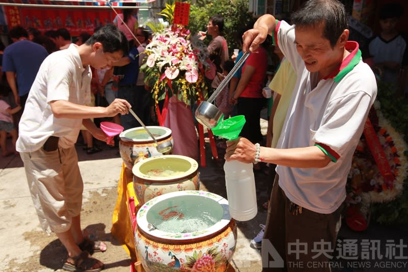 圖為台南市中西區五瘟宮廟方在端午節的「午時」汲取井水上岸，稱為「午時水」，供民眾取用，相傳可趨吉避兇。（中央社／資料照）