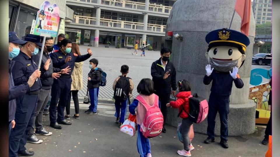 三峽分局出動大頭娃娃，讓學童們相當興奮。（圖／TVBS）