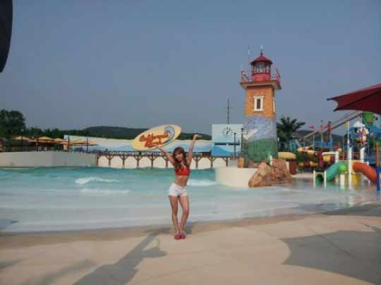 Zinger Tweets Photo from Secret’s Water Park Advertisement Shoot