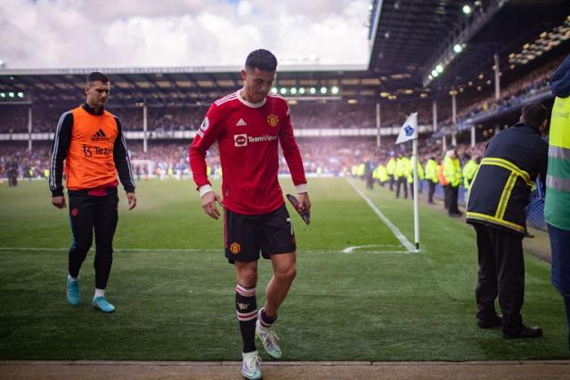 Niño interrumpe partido para abrazar a Cristiano Ronaldo - El Sol