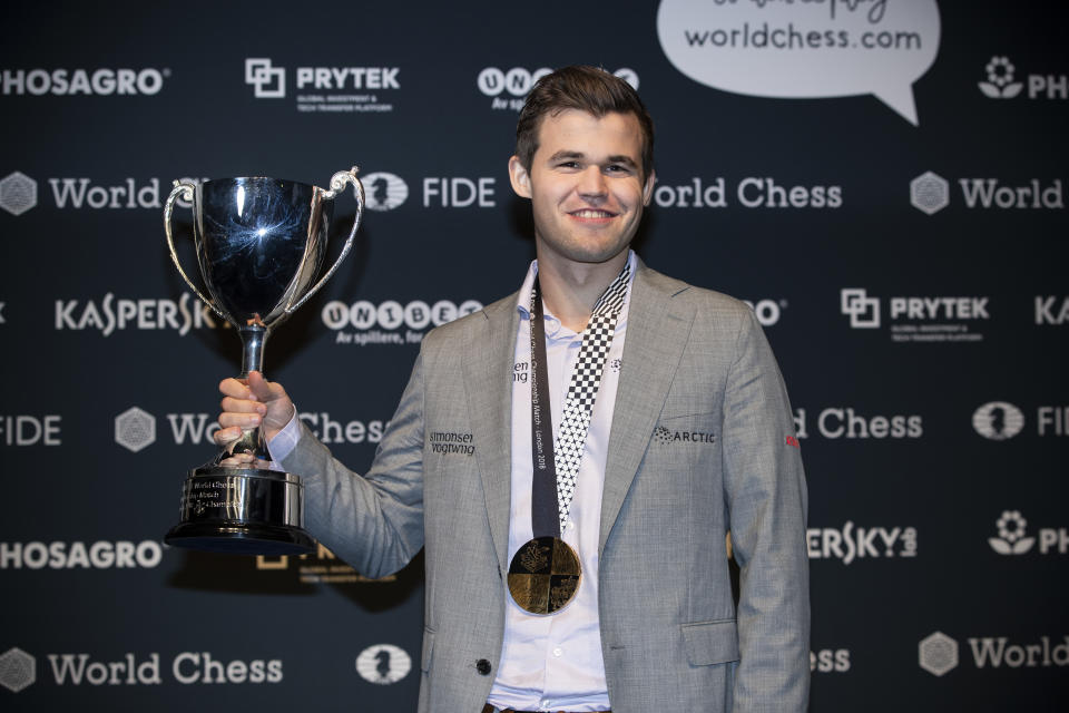 “Mein Lieblingsspieler der Vergangenheit, das bin ich selbst – vor drei, vier Jahren” – Magnus Carlsen gewinnt die Schach-WM, ist aber nicht voll zufrieden