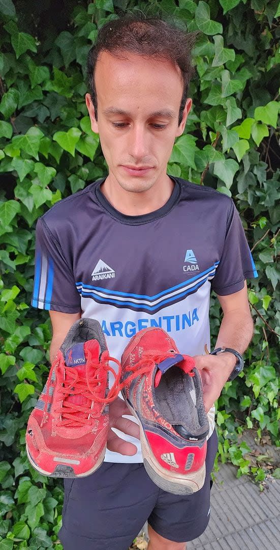 Brian Burgos, con el primer par de zapatillas que se compró