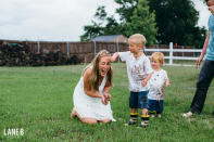 <p>Declan mettant une petite boule de boue sur maman. </p>