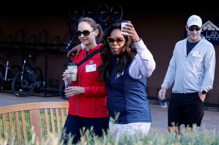 Oprah Winfrey, Jackie Hindawi y Orion Hindawi, cofundador y presidente ejecutivo de Tanium, asisten a la Allen & Company Sun Valley Conference el 11 de julio de 2024 en Sun Valley, Idaho.