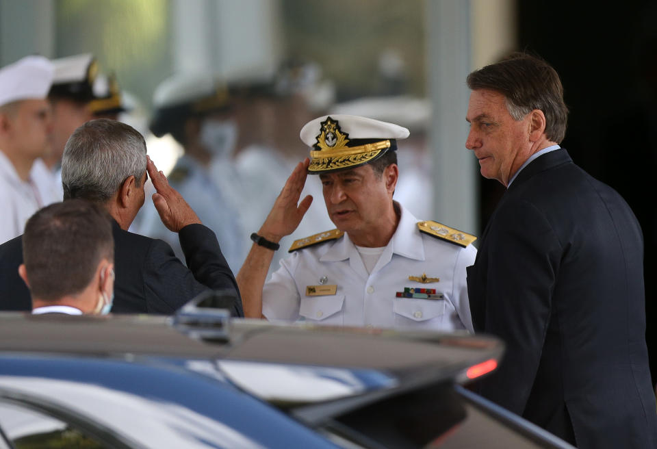***ARQUIVO***BRASÍLIA, DF, 22.07.2021 - O comandante da Marinha, Almir Garnier Santos (ao centro), deixa a sede do Comando da Marinha, em Brasília. (Foto: Pedro Ladeira/Folhapress)