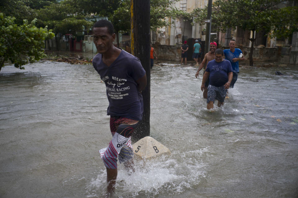 <p>Varios hombres vadean por una calle inundada tras el paso del huracán Irma, en La Habana, Cuba, el 9 de septiembre de 2017. (AP Foto/Ramón Espinosa) </p>