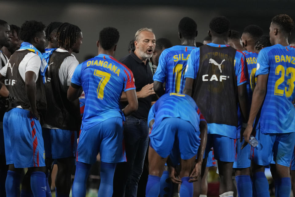 DR Congo's head coach Sebastien Desabre, centre, speaks with his players before a penalty shoot out during the African Cup of Nations Round of 16 soccer match between Egypt and DR Congo, at the Laurent Pokou stadium in San Pedro, Ivory Coast, Sunday, Jan. 28, 2024. 2024. (AP Photo/Sunday Alamba)