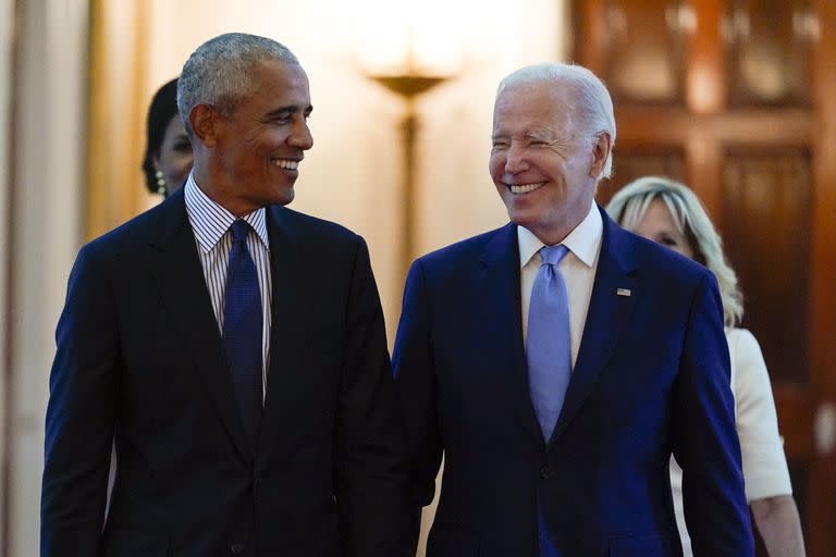 Barack Obama y Joe Biden, hoy, en la ceremonia en Washington. (AP Photo/Andrew Harnik)