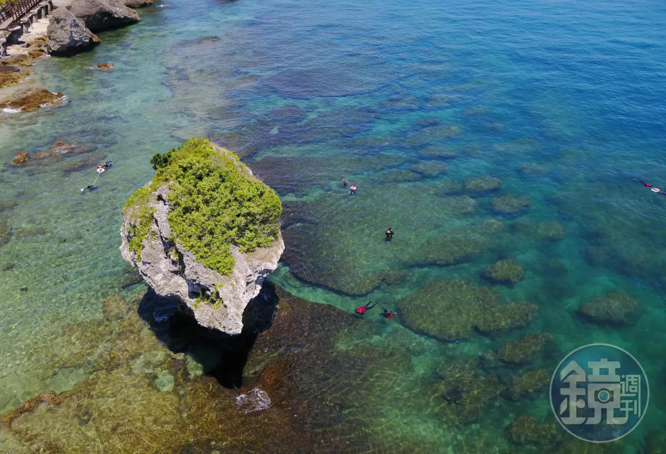 地震重創花蓮，不少國人改往南部旅遊，小琉球民宿的訂房已滿到暑假。（本刊資料照）