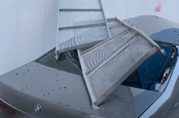 百萬名車的擋風玻璃遭到工程用斜籬網重擊。（圖／東森新聞）