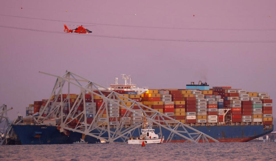 Puente de Baltimore colapsó tras choque con barco portacontenedores. Imagen tomada de X @warintel4u