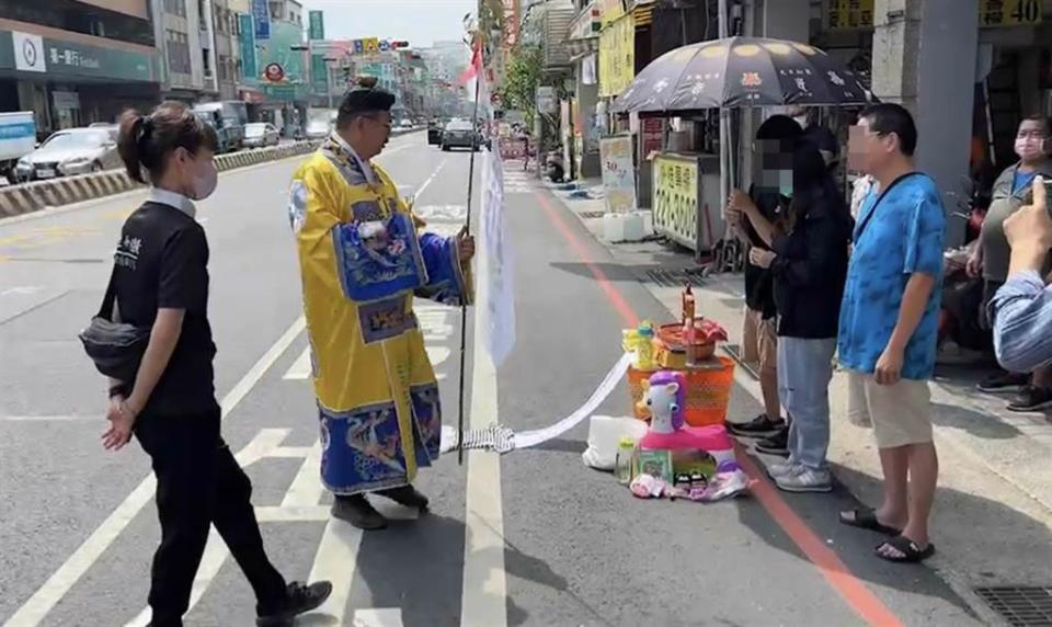 3歲女童在斑馬線遭杜姓孕婦撞死，家人悲痛在現場招魂。(圖／洪榮志攝)