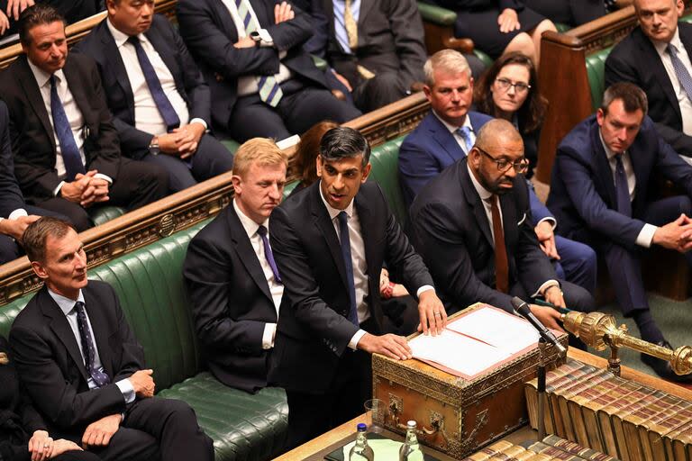 El líder del Partido Conservador de la oposición británica, Rishi Sunak, le habla al nuevo parlamento en la primera reunión desde las elecciones generales británicas en la Cámara de los Comunes en Londres el 9 de julio de 2024