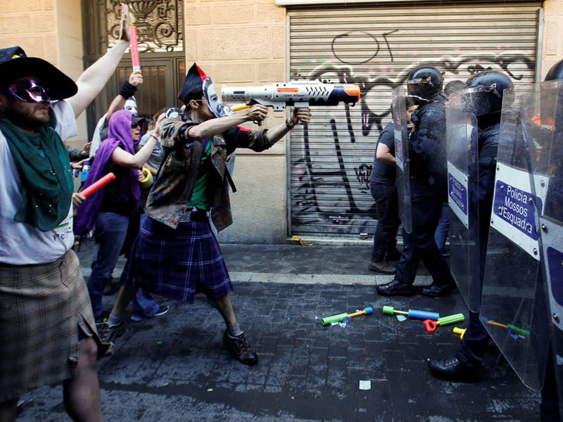 In Barcelona richtet ein Demonstrant seine Wasserpistole auf Polizeikräfte. Seit Räumung einer jahrelang besetzten Bankfiliale liefern sich Hausbesetzer und Staatskräfte eine Straßenschlacht. (Bild: Reuters/Albert Gea)