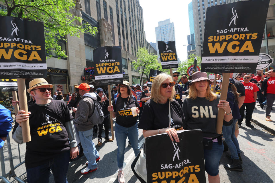 Durant la quatrième semaine de la grève des scénaristes, les membres de la WGA East ont été rejoints par d’éminents écrivains, des dirigeants syndicaux, des élus et des membres de divers syndicats de la profession lors d’un rassemblement devant les locaux de NBC Universal, à New York. 