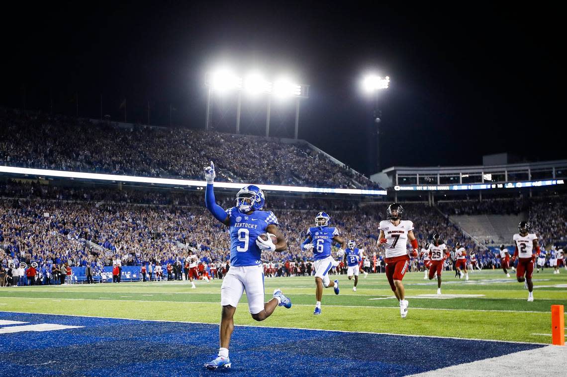 Kentucky wide receiver Tayvion Robinson (9) scampers into the end zone in the second quarter for the first of his two touchdowns on the night.