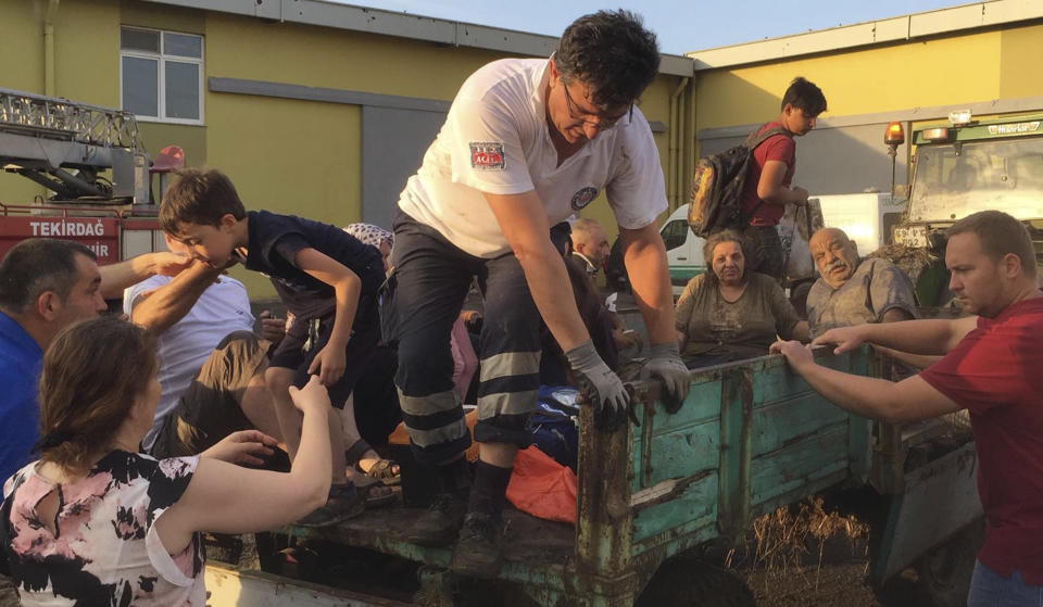 <p>Emergency services place casualties from a train derailment onto a pick up truck, near a village in Tekirdag province, Turkey, July 8, 2018. (Photo: Mehmet Yirun/DHA-Depo Photos via AP) </p>