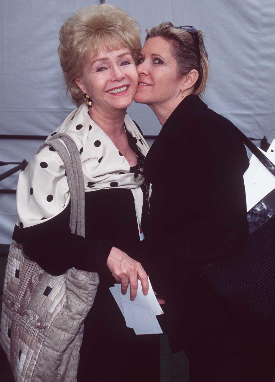 Debbie Reynolds with Carrie Fisher backstage&nbsp;at the 1997 Academy Awards.&nbsp;