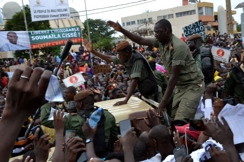 Malian army soldiers of the CNSP attend a mass rally at the Independence square in Bamako