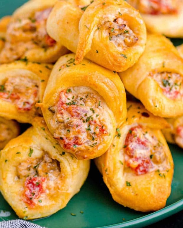 <p><a href="https://www.thecountrycook.net/air-fryer-sausage-and-cream-cheese-crescents/" rel="nofollow noopener" target="_blank" data-ylk="slk:The Country Cook;elm:context_link;itc:0;sec:content-canvas" class="link ">The Country Cook</a></p>