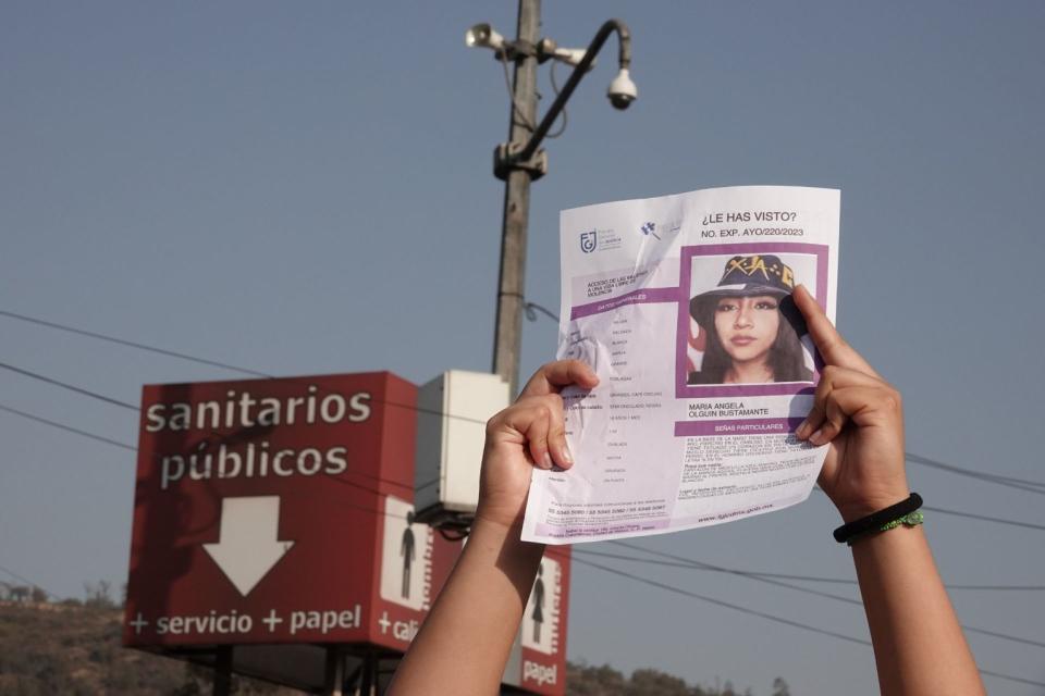 Familiares y amigos de María Ángela, secuestrada afuera de los sanitarios del paradero de la estación Indios Verdes, exigieron justicia a las autoridades y a los comerciantes para poder localizarla. FOTO: Graciela López/Cuartoscuro.com