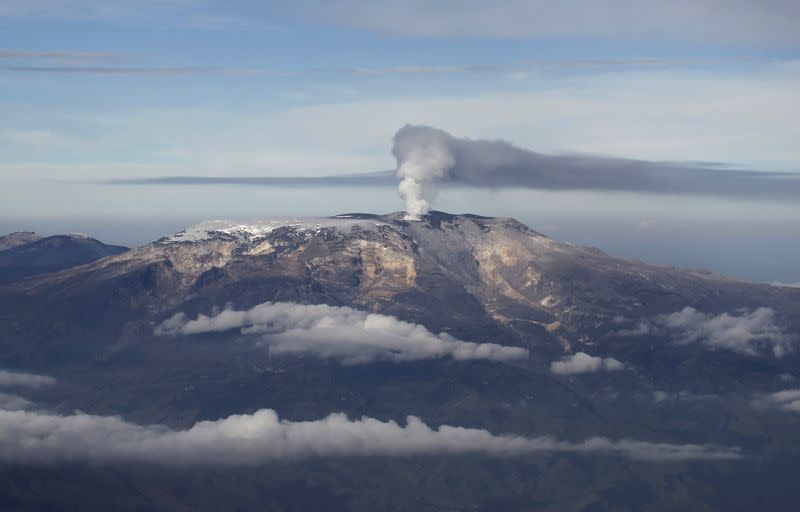 Foto de archivo. Una vista aérea del volcán Nevado del Ruiz ubicado en límites de los departamentos de Tolima y Caldas