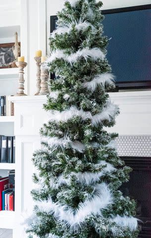 <p><a href="https://www.2thesunnyside.com/christmas-tree-decorating/" data-component="link" data-source="inlineLink" data-type="externalLink" data-ordinal="1" rel="nofollow">Sunny Side Design</a></p>