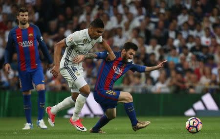 Football Soccer - Real Madrid v FC Barcelona - Spanish Liga Santander - Santiago Bernabeu, Madrid, Spain - 23/4/17 Barcelona's Lionel Messi in action with Real Madrid's Casemiro Reuters / Sergio Perez Livepic