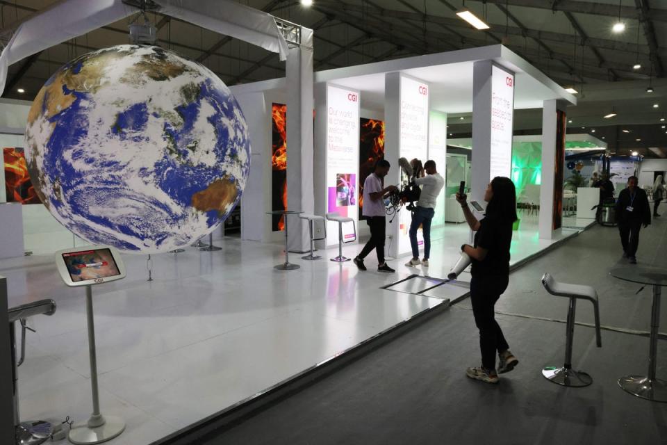 Les participants visitent le Centre de convention international de Sharm El Sheikh pour la Cop27.  (AFP via Getty Images)