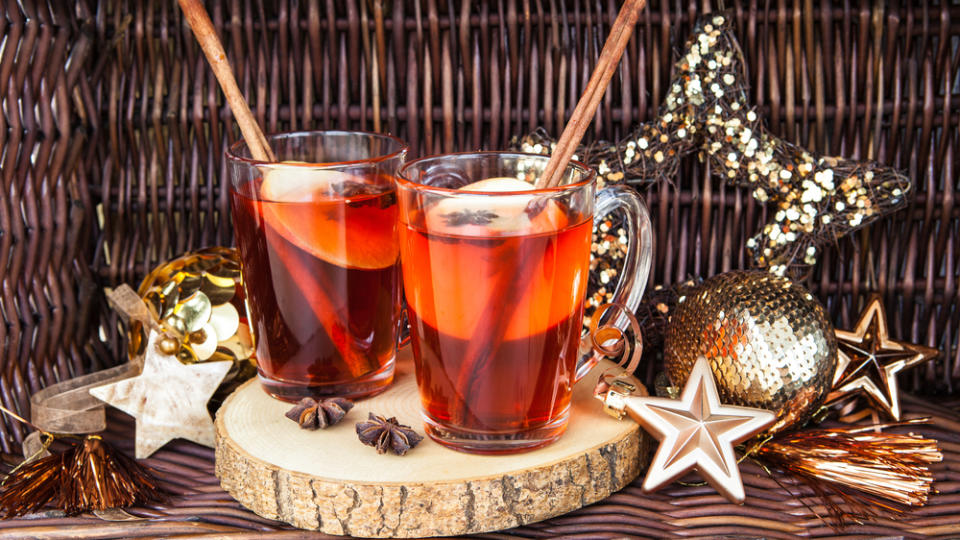 Apfelpunsch ist eine weniger süße Alternative zu Glühwein und Co.