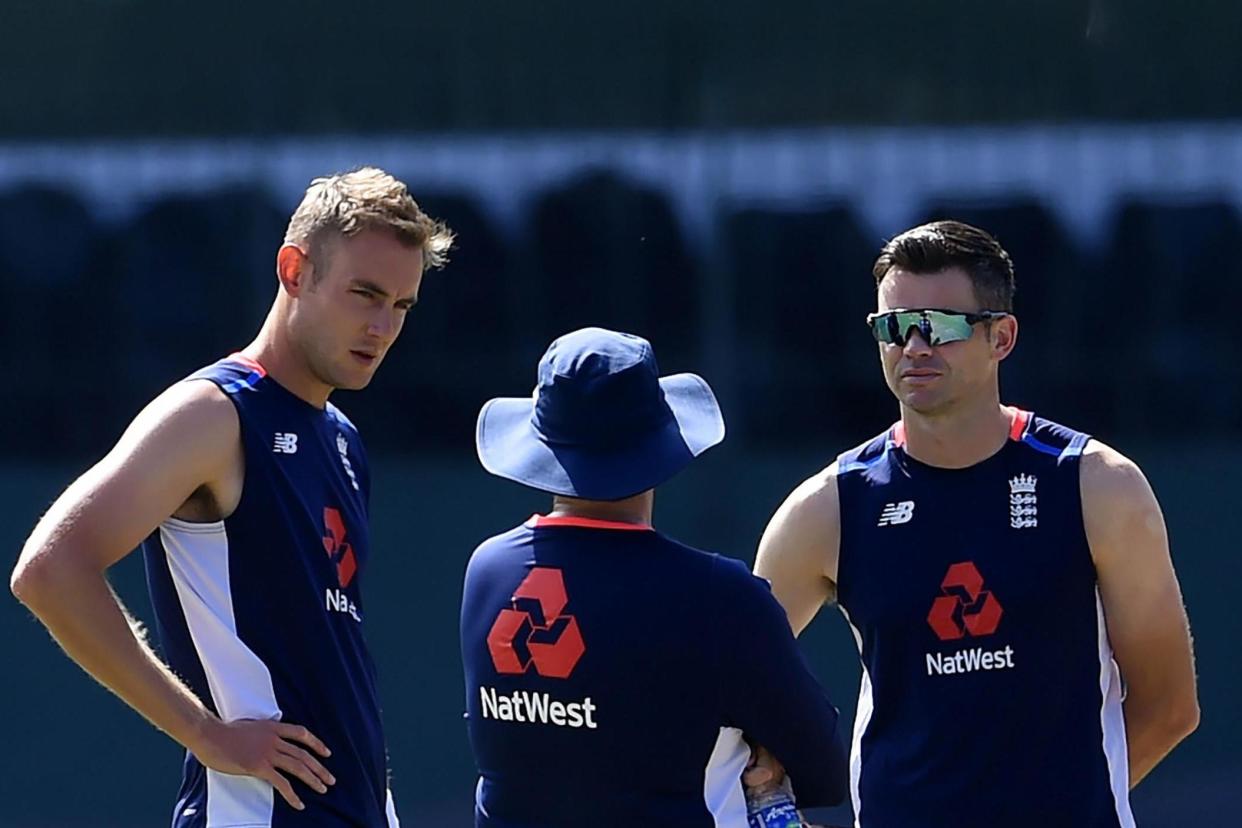 England's Jimmy Anderson (R) and Stuart Broad speak with coach Trevor Bayliss (C: AFP/Getty Images/Ishara S. Kodikara