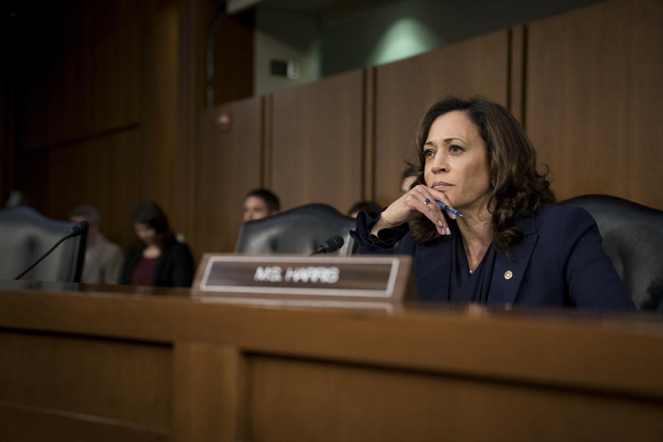 La senadora Kamala Harris (demócrata de California) le hace preguntas al juez Brett Kavanaugh durante su audiencia de confirmación en la Corte Suprema en el Capitolio, en Washington, el 5 de septiembre de 2018. (Erin Schaff/The New York Times)