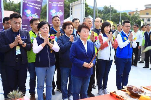 台中市長盧秀燕出席潭子聚興產業園區動土典禮祈福活動。（圖／翻攝自楊瓊瓔臉書）