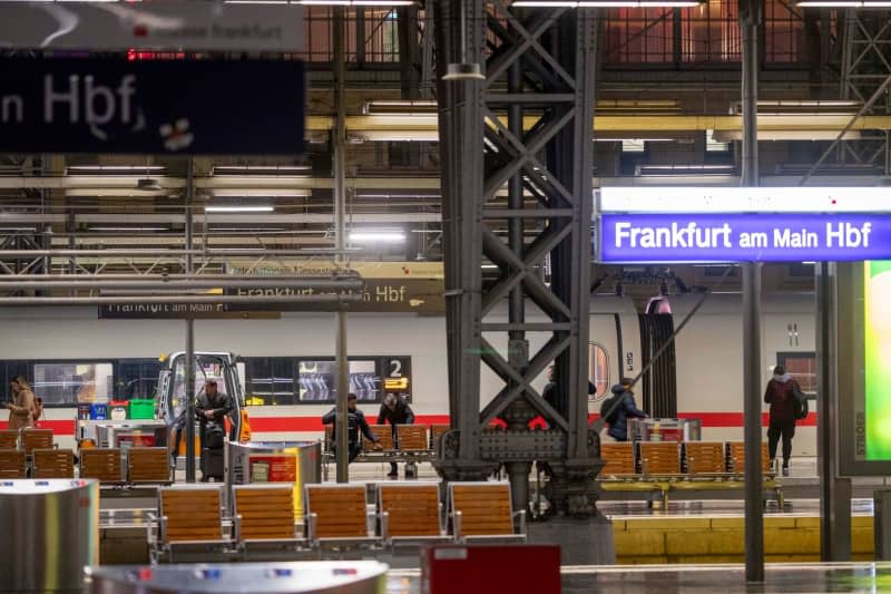 Few people stand on a platform at Frankfurt Central Station. Train drivers under the German Train Drivers' Union (GDL) have begun their longest strike in the ongoing wage dispute with national rail operator Deutsche Bahn (DB). Helmut Fricke/dpa