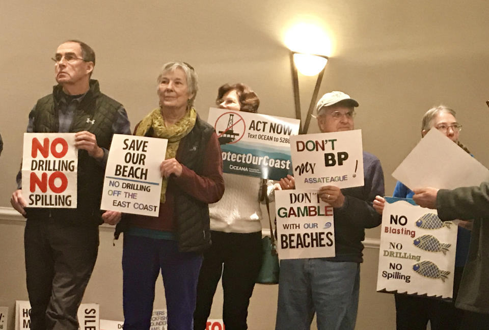 Jeff Evans and Paula Deschamp&nbsp;(far left) and others&nbsp;in Annapolis protest the Trump administration's plan to expand offshore drilling on Jan. 16. (Photo: Chris D'Angelo/HuffPost)