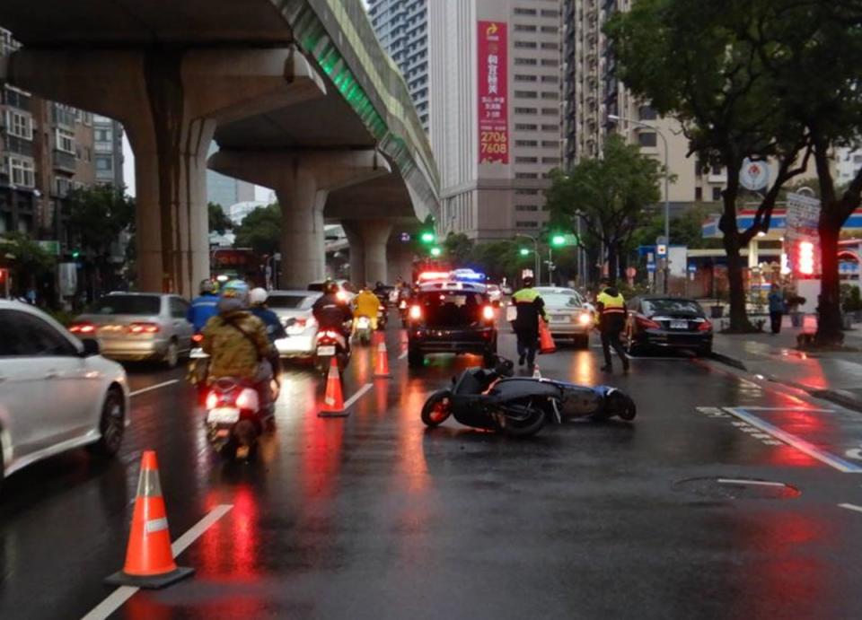  台中市一名王姓男機車騎士11日清晨6時多，行經北 屯區文心路四段時疑自摔要扶起機車時，又遭1輛機車 及2輛汽車撞擊而卡車底，送醫後仍宣告不治。 （民眾提供）