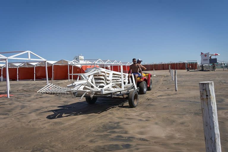 La sudestada causó graves daños en los balnearios de Punta Mogotes en la Ciudad de Mar del Plata