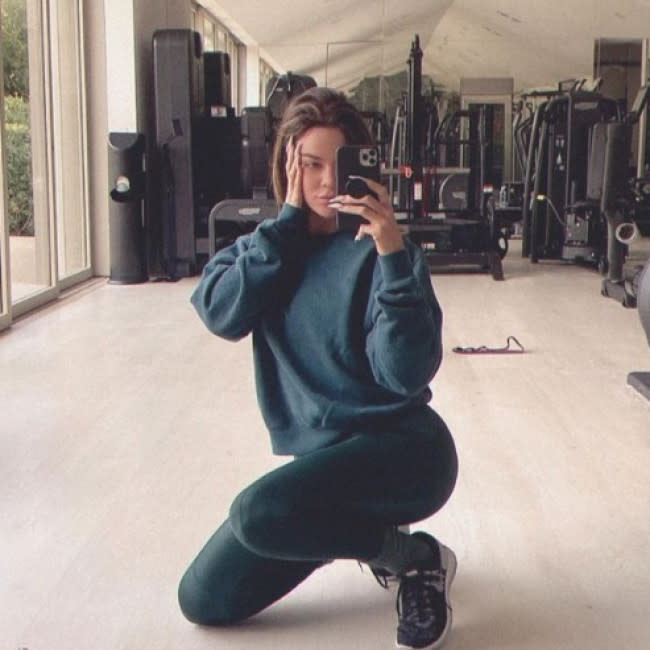 Khloé Kardashian posando en el gimnasio credit:Bang Showbiz